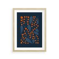 Plakat w ramie 30x40 - Symfonia liści i owoców - granatowe tło, pomarańczowe owoce jarzębiny - rama drewno