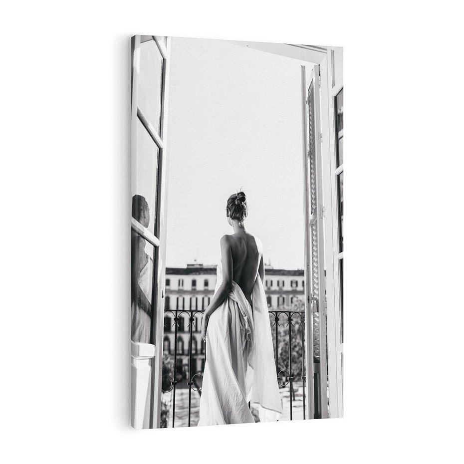 Obraz na płótnie 50x70 - Poranki w Paryżu - czarno białe zdjęcie, kobieta w prześcieradle na balkonie