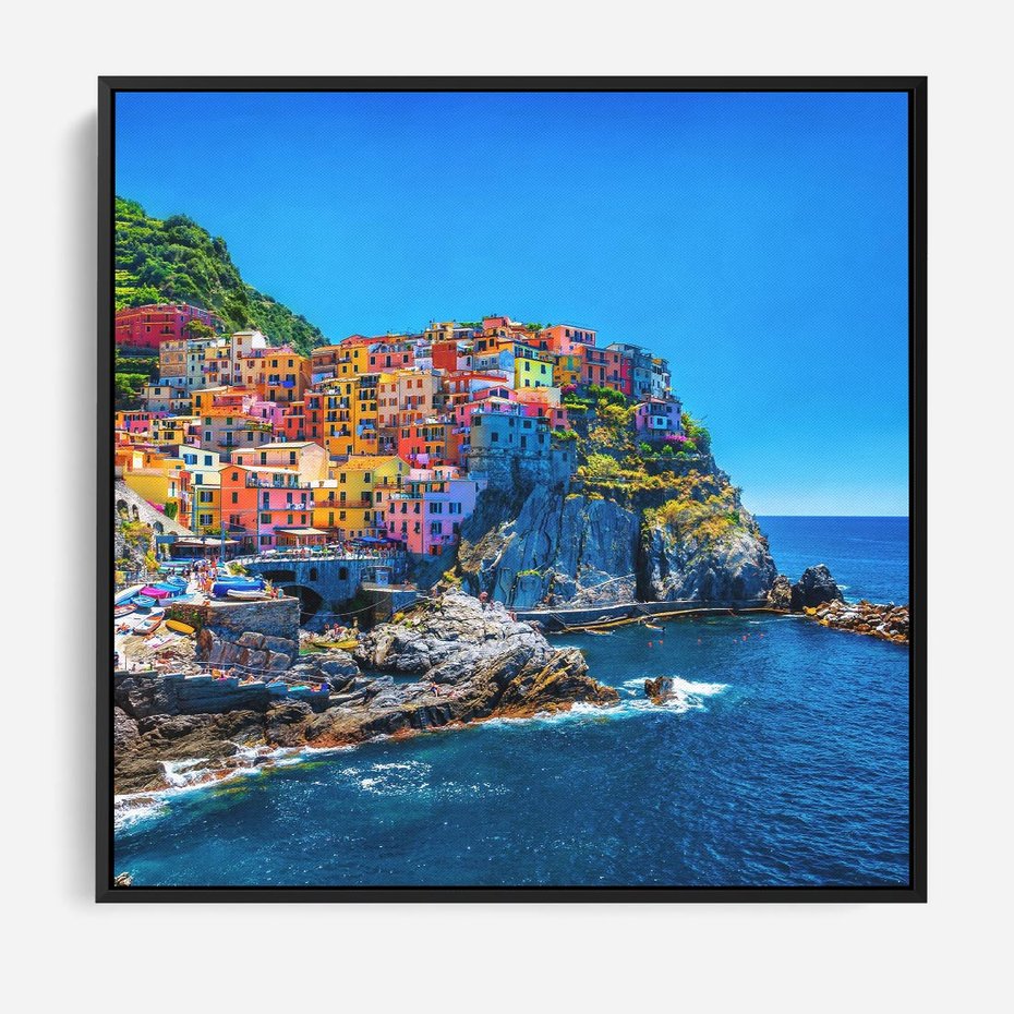 Obraz w ramie 50x50 - Barwne Wybrzeże - nadmorskie miasto na klifie, kolorowe tęczowe budynki - rama czarna