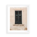 Plakat w ramie 40x50 - Urok Starego Okna z Zielonymi Okiennicami - stare okno, kamienica - rama biała