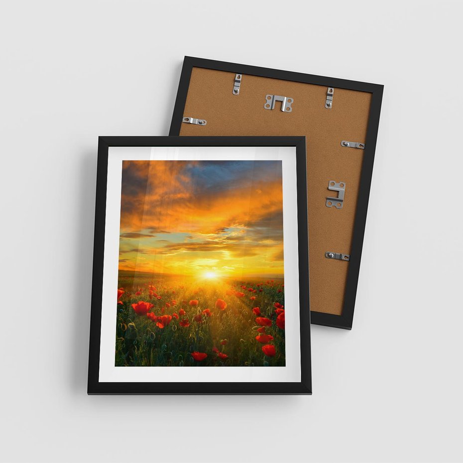 Plakat w ramie 40x50 - Magia zachodu słońca na łące z makami - łąka, zachód słońca - rama czarna