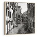 Obraz w ramie 50x50 - Weneckie Kanały - czarno białe zdjęcie, wenecja - rama drewno
