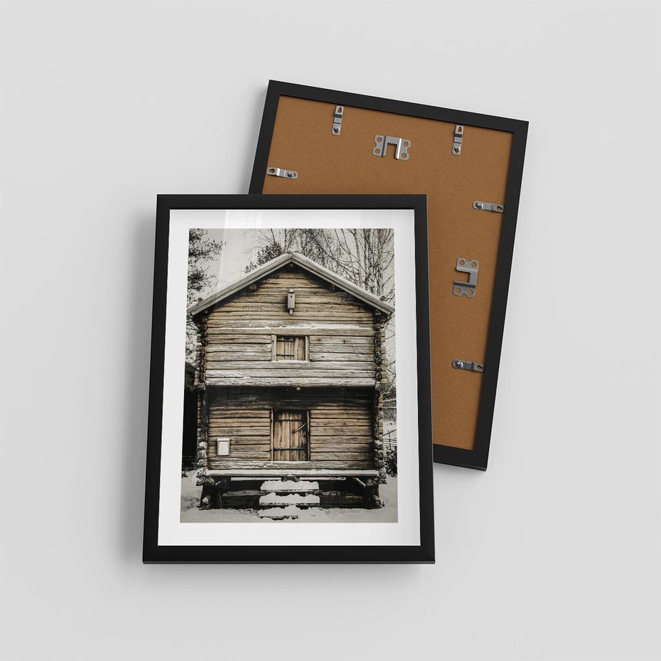 Plakat w ramie 30x40 - Stary Drewniany Dom w Śniegu - stary drewniany dom, zima - rama czarna