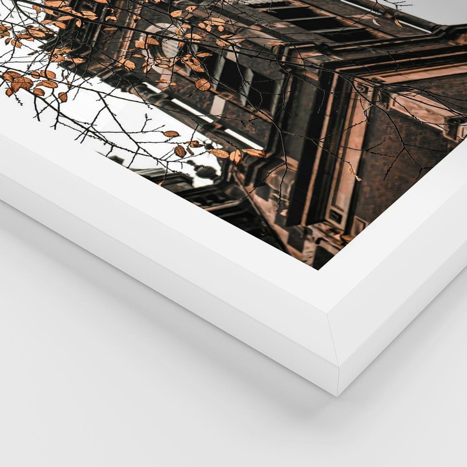 Plakat w ramie 30x40 - Jesienna Wieża w Liściach - architektura, wieża - rama biała