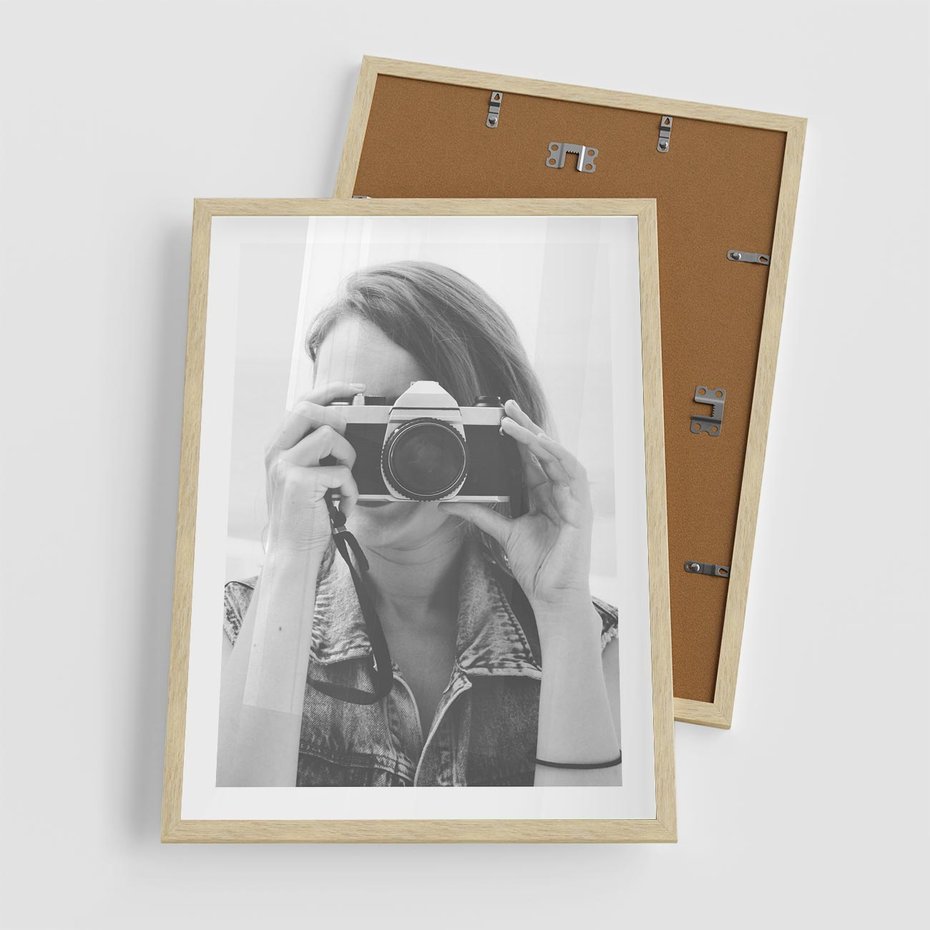 Plakat w ramie 50x70 - Zrób mi Zdjęcie - fotografia, kobieta z aparatem - rama drewno