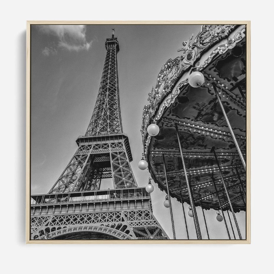 Obraz w ramie 50x50 - Zabawa w Paryżu - czarno białe zdjecie, wieża eiffla - rama drewno