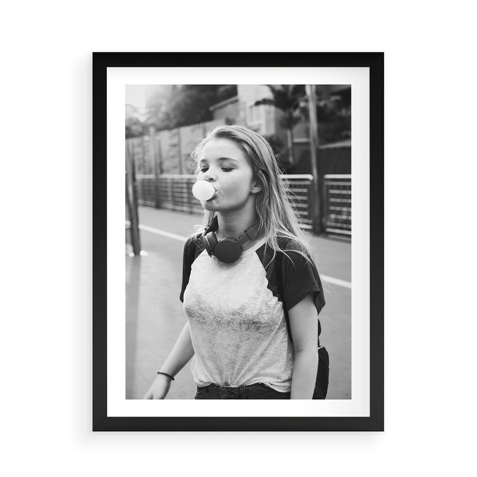 Plakat w ramie 50x70 - Letnia Młodość - nowoczesna fotografia, czarno biała - rama czarna