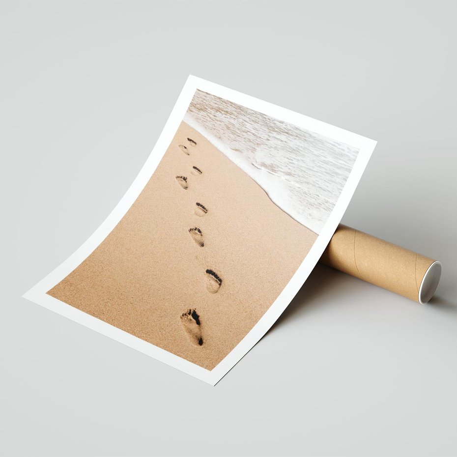 Plakat bez ramy 50x70 - Ślady Stóp na Plaży: Spacer nad Morzem - plaża, ślady stóp na piasku