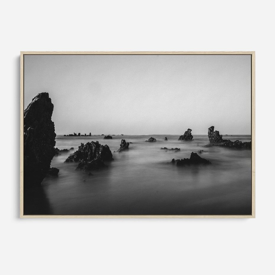 Obraz w ramie 120x80 - Harmonia świateł i cieni - zamglona dzika plaża, skały na plaży - rama drewno