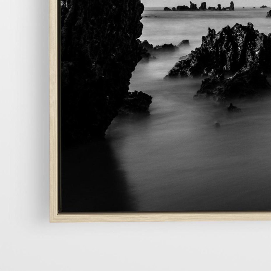 Obraz w ramie 70x50 - Harmonia świateł i cieni - zamglona dzika plaża, skały na plaży - rama drewno