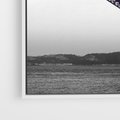 Obraz w ramie 80x80 - Majestatyczny Most - czarno biała fotografia, czerwony stalowy most nad rzeką - rama biała