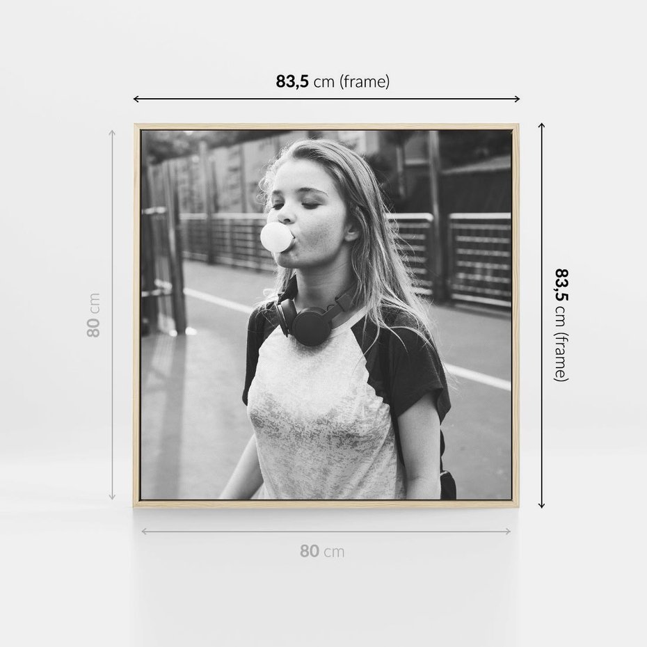 Obraz w ramie 80x80 - Letnia Młodość - nowoczesna fotografia, czarno biała - rama drewno