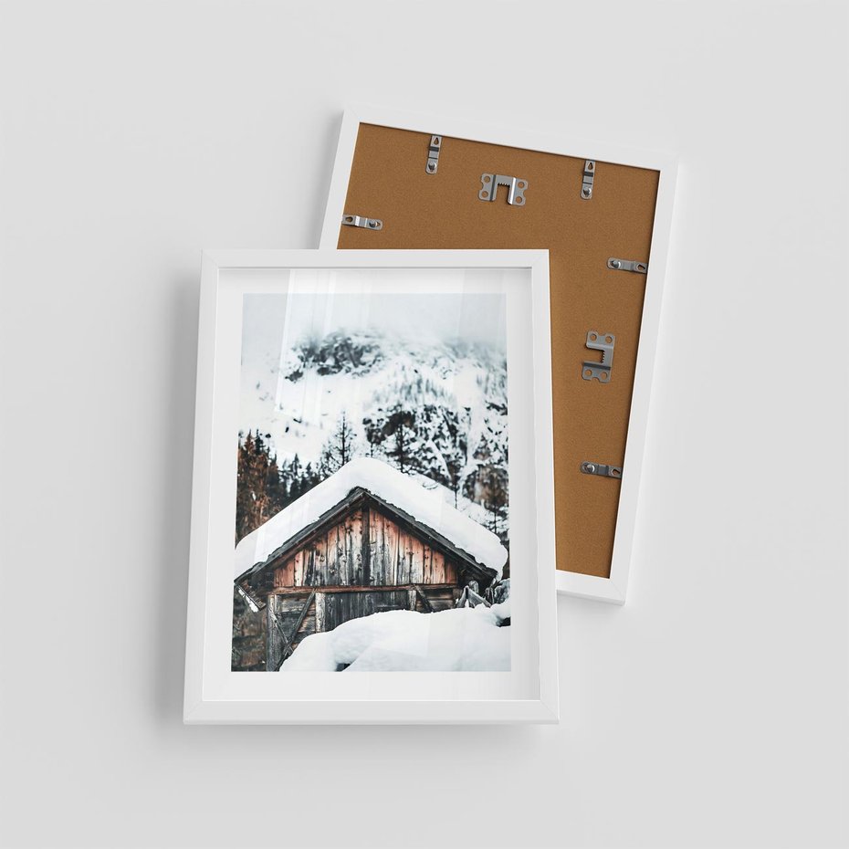 Plakat w ramie 30x40 - Domek w Górach w Białym Odcieniu - zima, domek w górach - rama biała