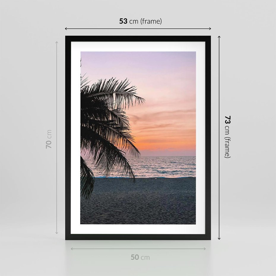 Plakat w ramie 50x70 - Tropikalny Zachód Słońca: Piękno Palmy - palma, nad morzem - rama czarna