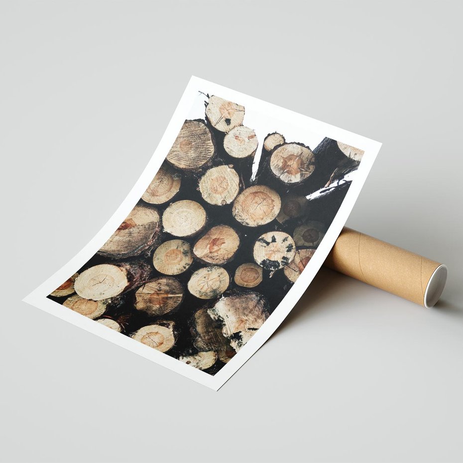 Plakat bez ramy 21x30 - Siła Drewna - ścięte drewno, belki drewna ułożone jedna na drugiej