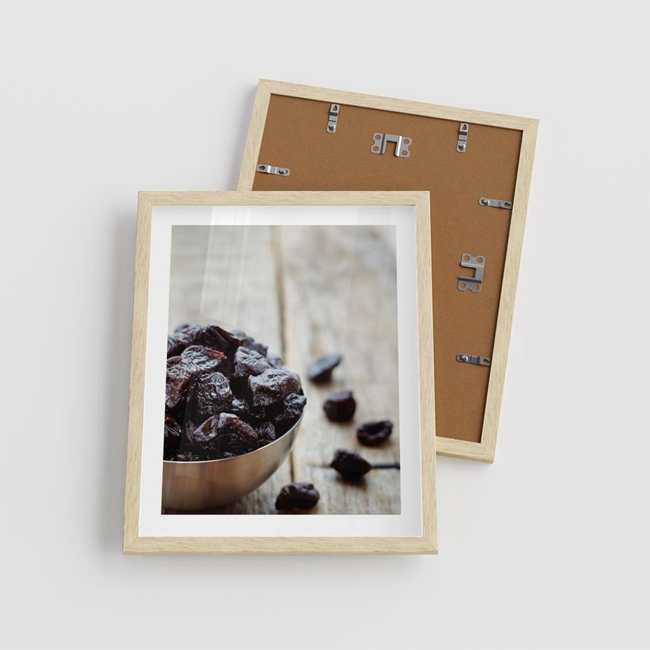 Plakat w ramie 40x50 - Smakowite rodzynki na talerzu - rodzynki, jedzenie - rama drewno