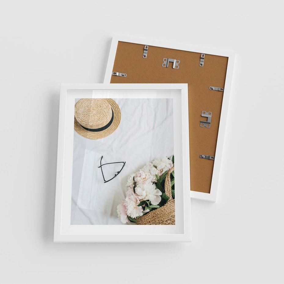 Plakat w ramie 40x50 - Urok Kobiecej Fotografii - kompozycja kobieca, fotografia - rama biała