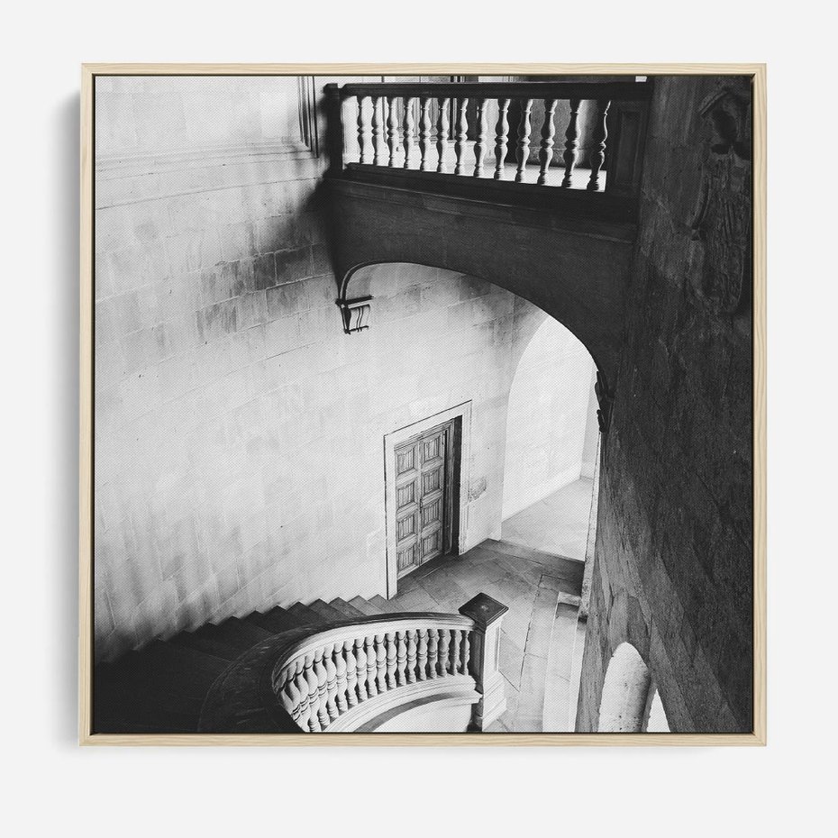 Obraz w ramie 80x80 - Po Schodach w Dół - czarno białą fotgrafia, zakręcone schody w starek kamienicy - rama drewno