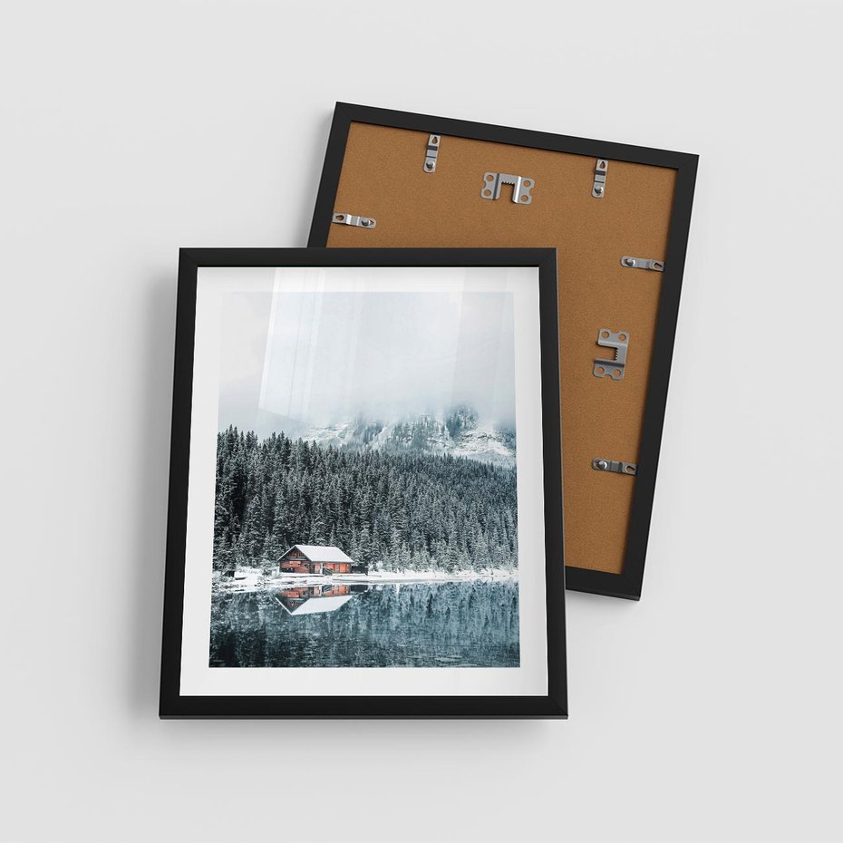 Plakat w ramie 40x50 - Biały Domek - domek w górach, zima - rama czarna