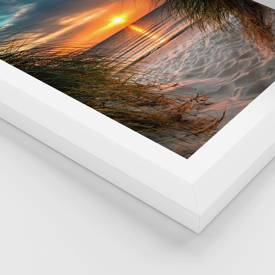 Plakat w ramie 50x70 - Magia zachodu słońca na plaży - zachód, słońca - rama biała