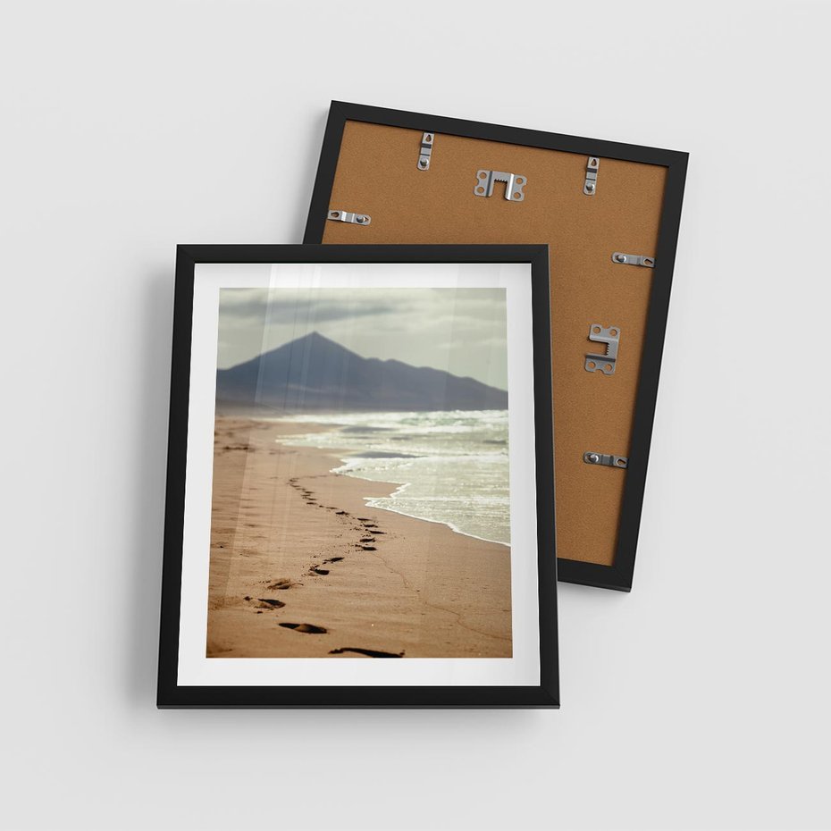 Plakat w ramie 40x50 - Ślady stóp na plaży - plaża, ślady - rama czarna