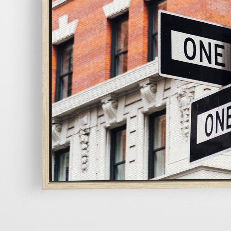 Obraz w ramie 50x70 - Namiastka wielkiego miasta - Nowy Jork, drogowskaz - rama drewno