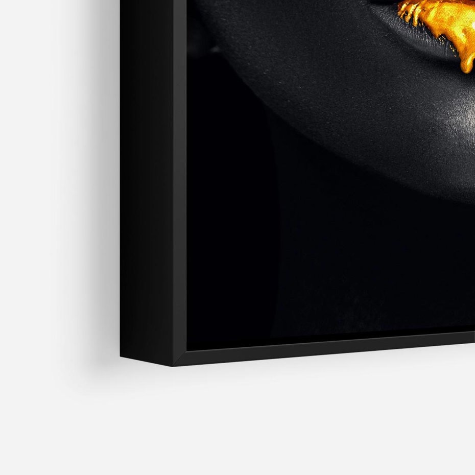 Obraz w ramie 50x50 - Złote Usta Kobiety - złote, usta - rama czarna