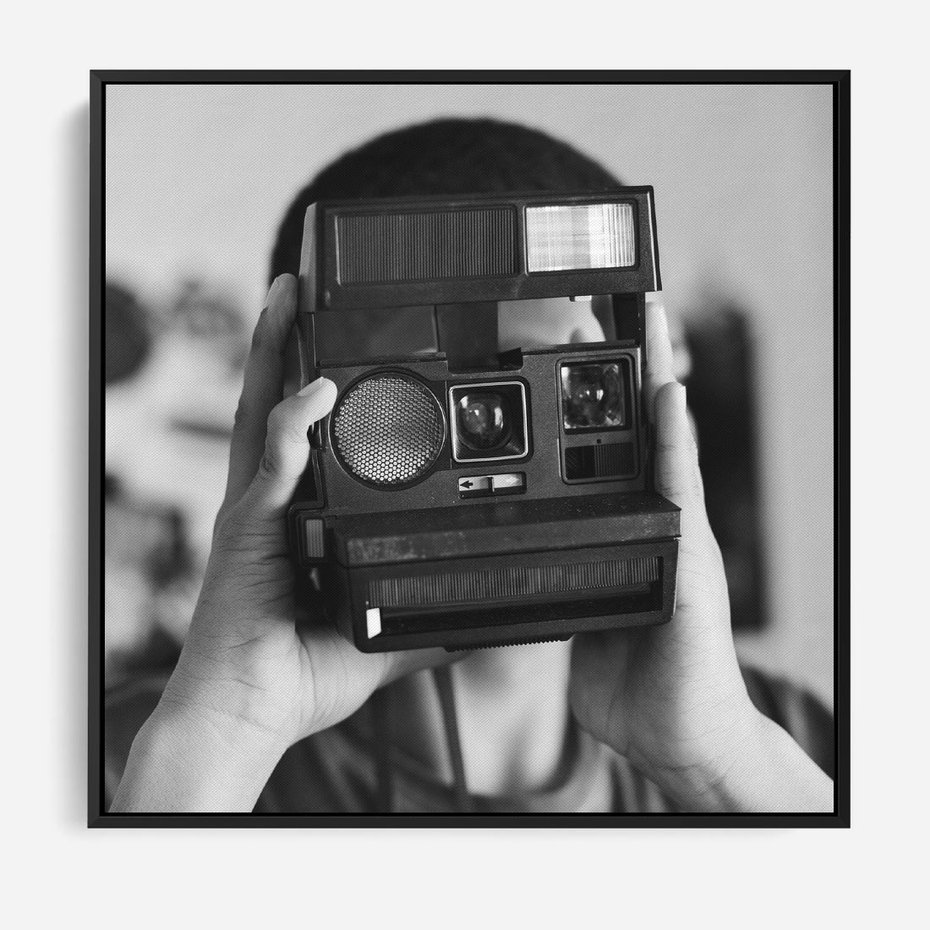 Obraz w ramie 50x50 - Mężczyzna za Aparatem - czarno białe zdjęcie, portret - rama czarna