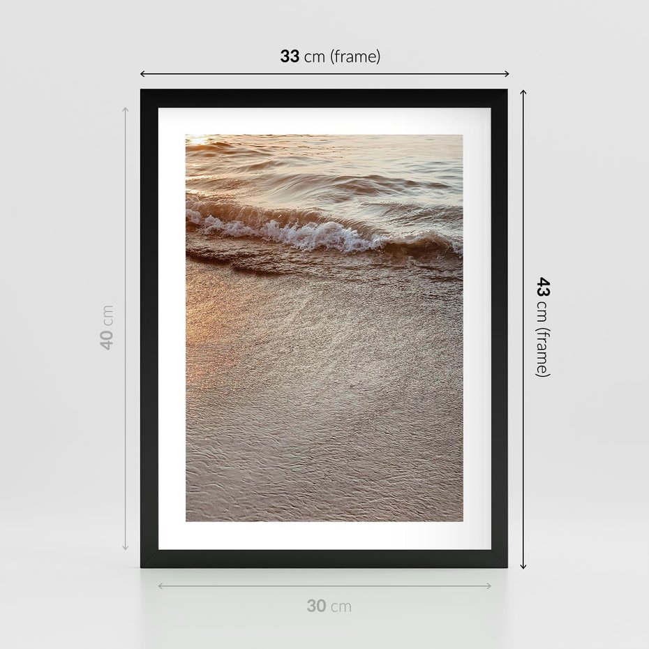 Plakat w ramie 30x40 - Spokój Morza: Fale na Plaży - fale, morze - rama czarna