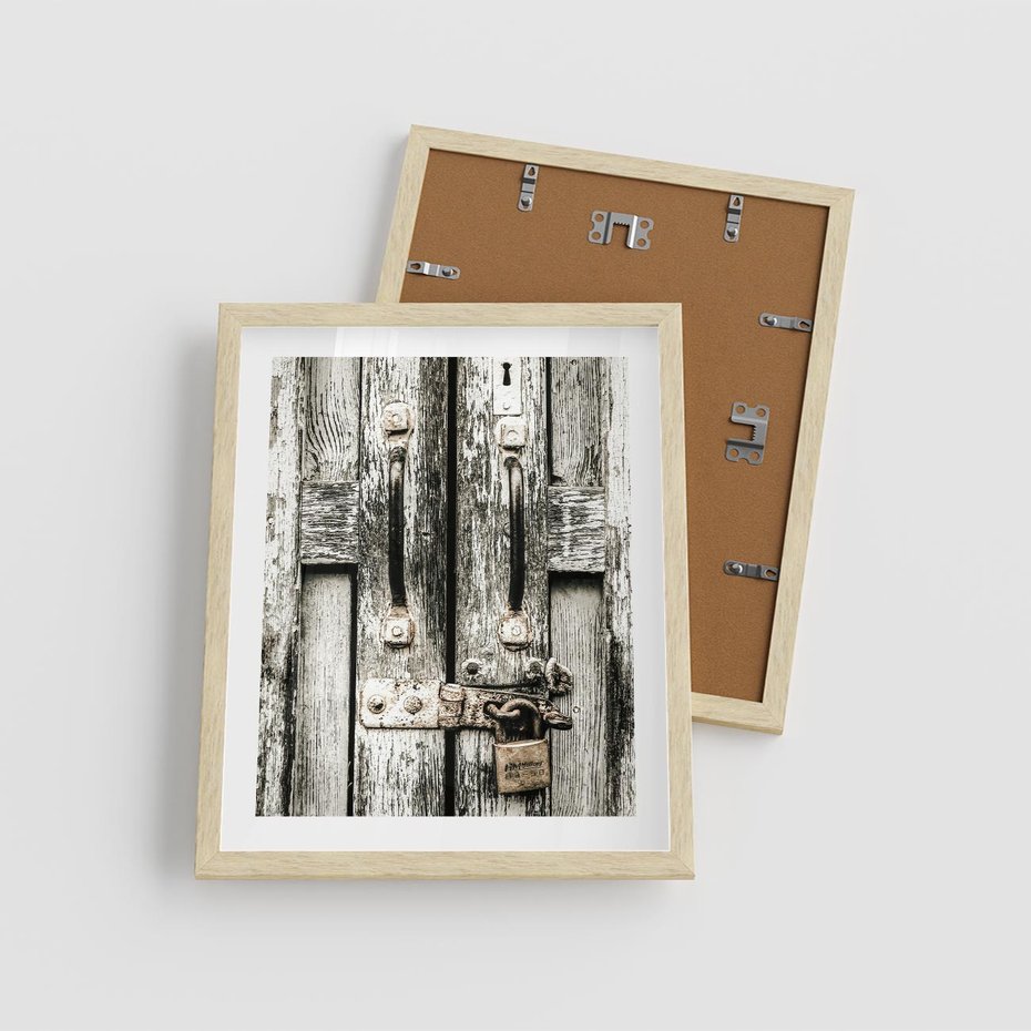 Plakat w ramie 40x50 - Retro Drzwi: Zamknięta Tajemnica - stare drzwi, kłódka - rama drewno