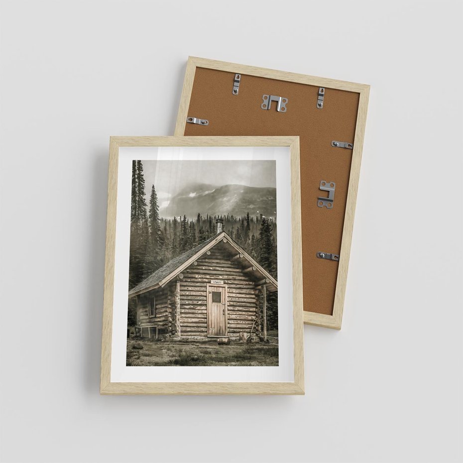 Plakat w ramie 30x40 - Urok Drewnianej Chatki w Górach - chatka w górach, drewniany domek - rama drewno