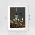 Plakat w ramie 40x50 - Miasto rozświetlone nocnym blaskiem - miasto, nocą - rama biała