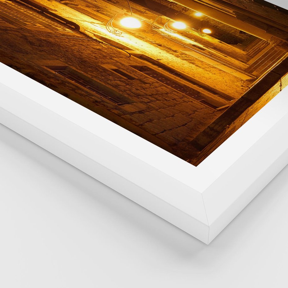 Plakat w ramie 30x40 - Miasto Pod Gwieździstym Niebem - uliczka, perspektywa - rama biała