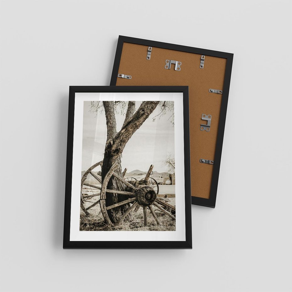 Plakat w ramie 30x40 - Rustykalna Tradycja - koło starego wozu, rustykalny styl - rama czarna