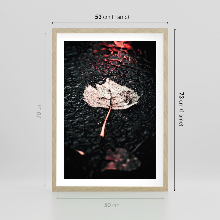 Plakat w ramie 50x70 - Jesień w Detalu: Liść na Mokrej Drodze - liść, jesień - rama drewno