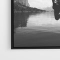 Obraz w ramie 50x50 - Beztroska Chwila - czarno biała fotografia, mężczyzna wesoło wskakuje do keziora w górach - rama czarna