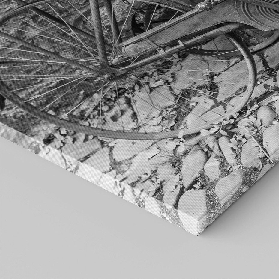 Obraz na płótnie 100x50 - Zapomniany Urok - czarno biała fotografia, stary rower oparty o mur