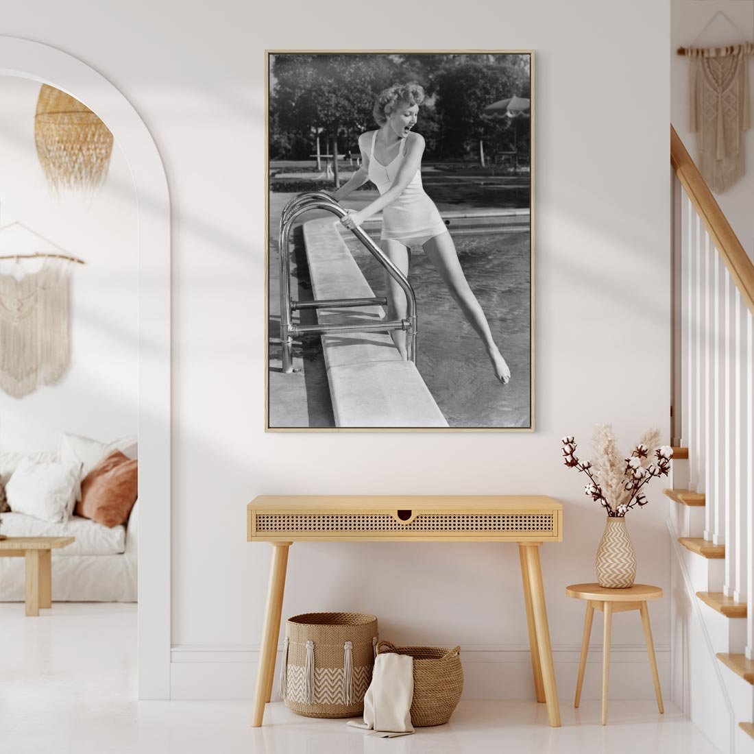 Obraz w ramie 80x120 - Retro Basen - retro zdjęcie, czarno białe - rama drewno