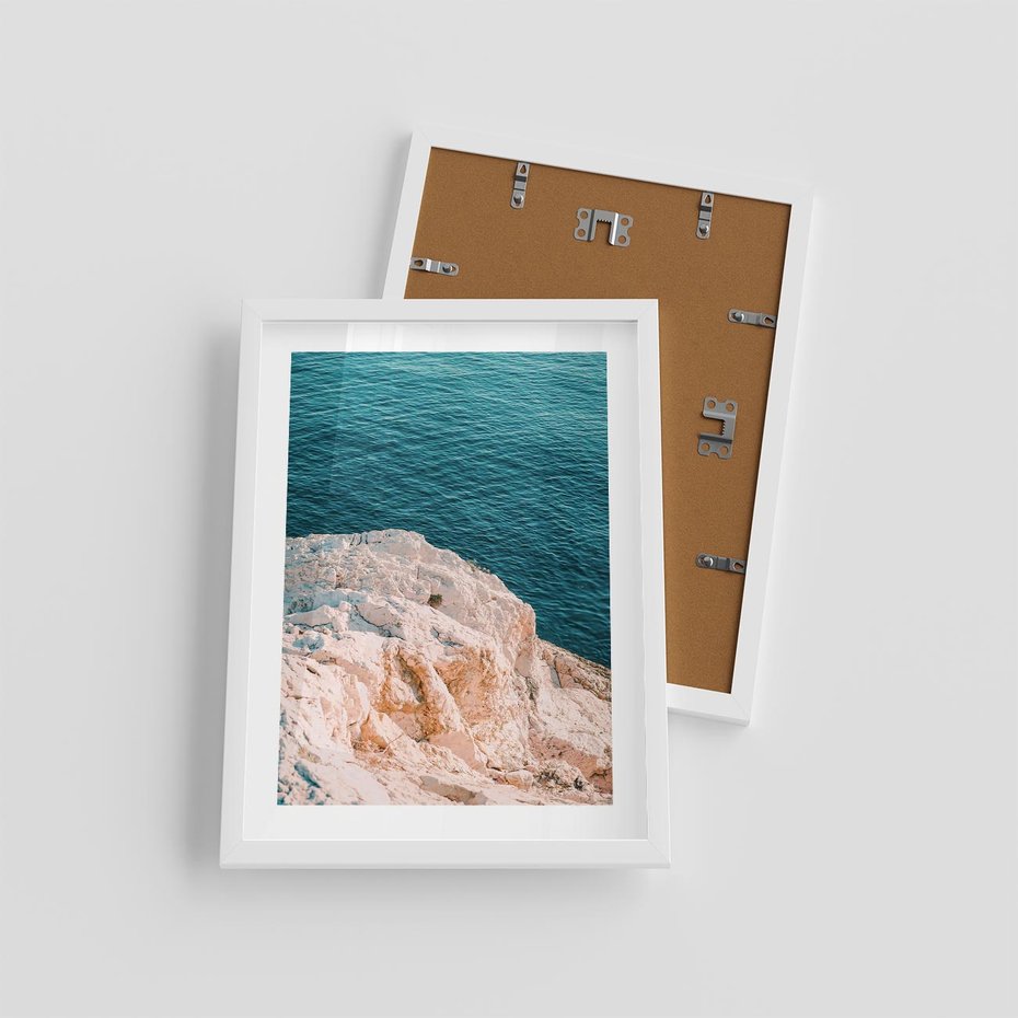 Plakat w ramie 30x40 - Klifowy Horyzont: Brzeg Morza - brzeg morza, klify - rama biała