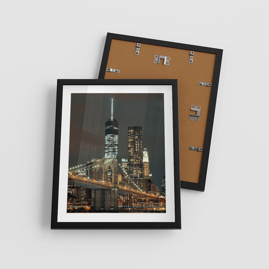 Plakat w ramie 40x50 - Miasto rozświetlone nocnym blaskiem - miasto, nocą - rama czarna