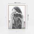Obraz w ramie 50x70 - Zrób mi Zdjęcie - fotografia, kobieta z aparatem - rama drewno