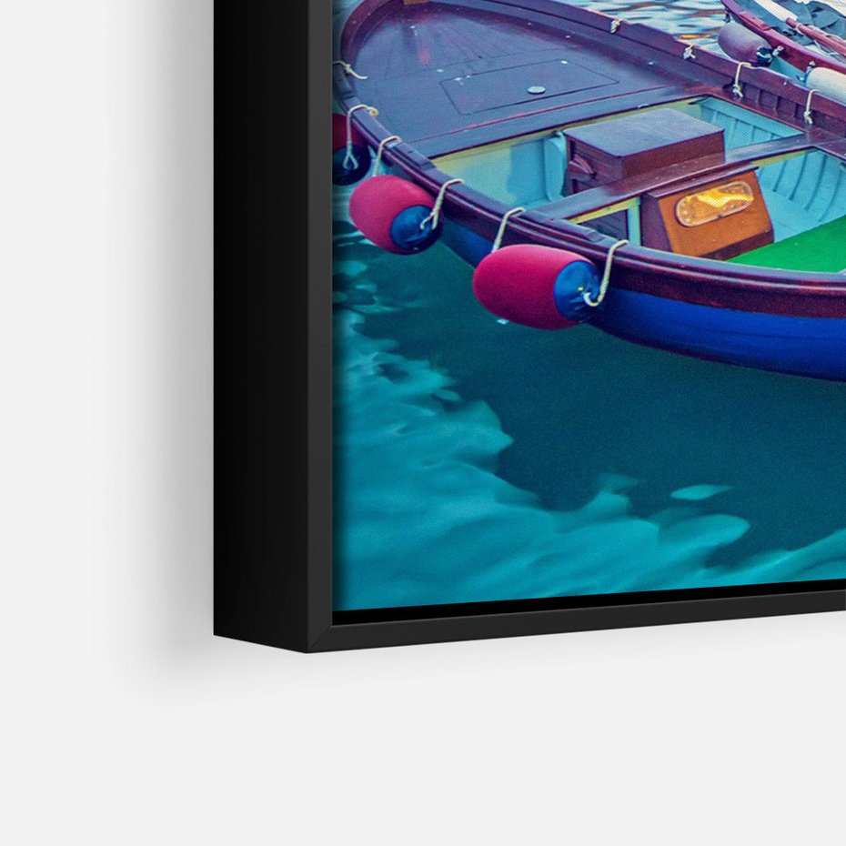 Obraz w ramie 70x100 - Tańczące kolory zachodu - nadmorskie kolorowe miast, kolorowe budynki na brzegu - rama czarna