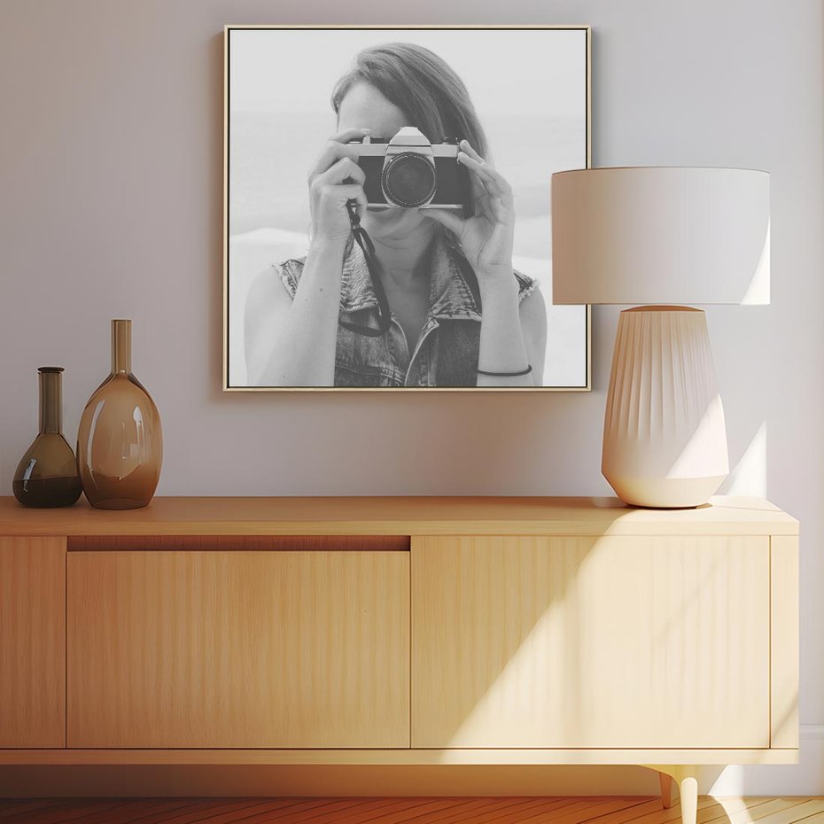 Obraz w ramie 80x80 - Zrób mi Zdjęcie - fotografia, kobieta z aparatem - rama drewno