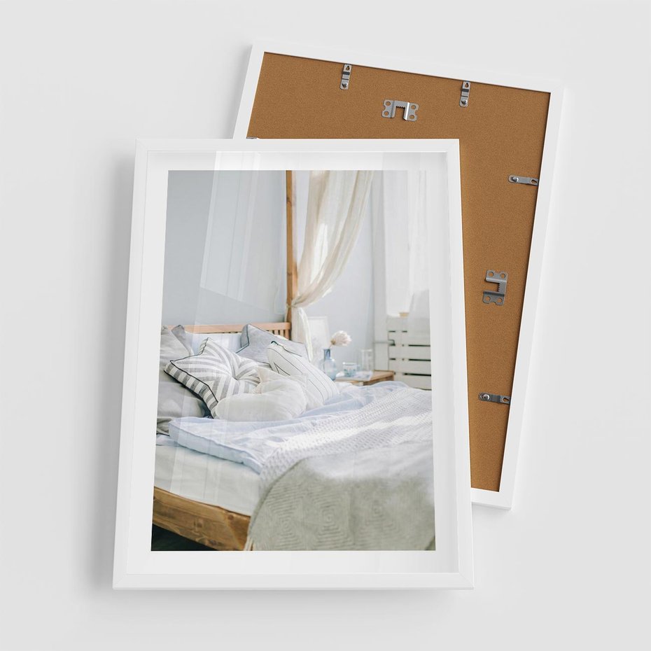 Plakat w ramie 50x70 - Relaks w Sypialni: Jasne Kolory - zdjęcie sypialni, łóżko - rama biała