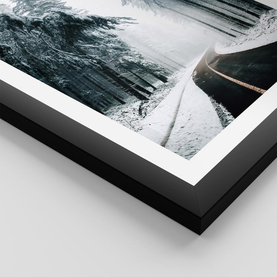 Plakat w ramie 50x70 - Droga przez Zimowy Las - drzewa, śnieg - rama czarna