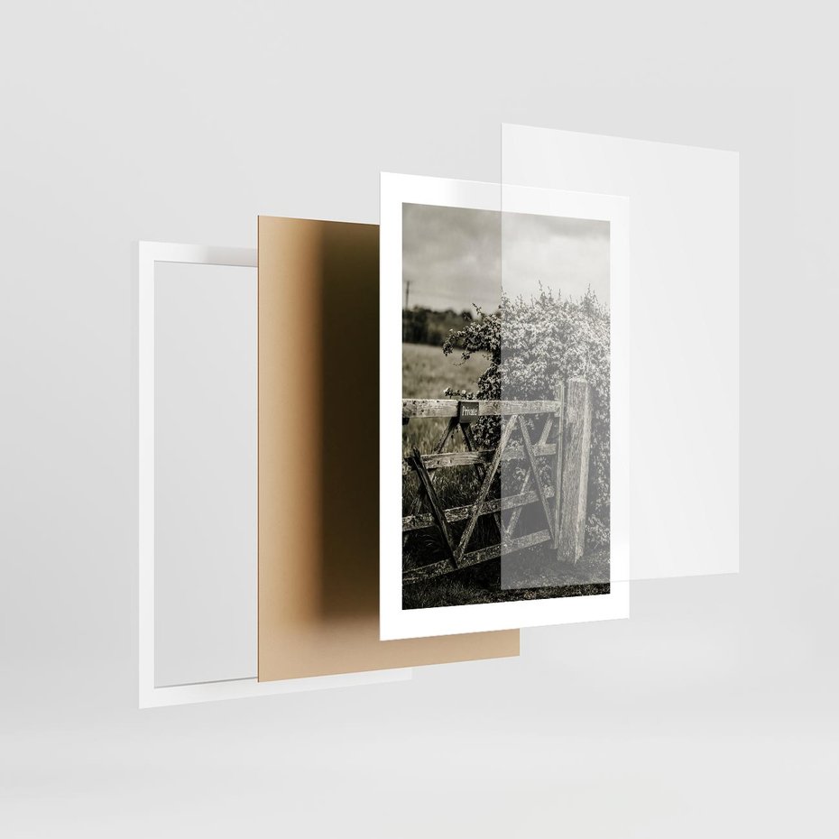 Plakat w ramie 30x40 - Wiejski Urok: Stary Płot i Kwitnący Krzew - rustykalne zdjęcie, stary płot - rama biała
