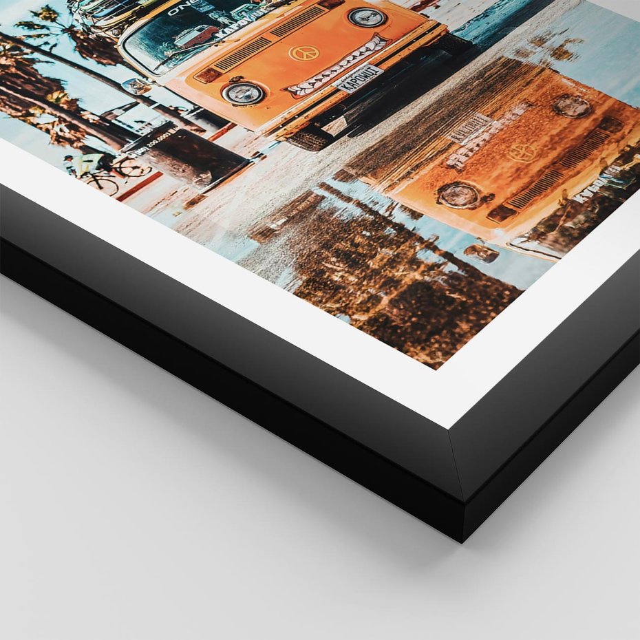 Plakat w ramie 50x70 - Wakacje na Kółkach - kamper, deski surfingowe na dachu - rama czarna