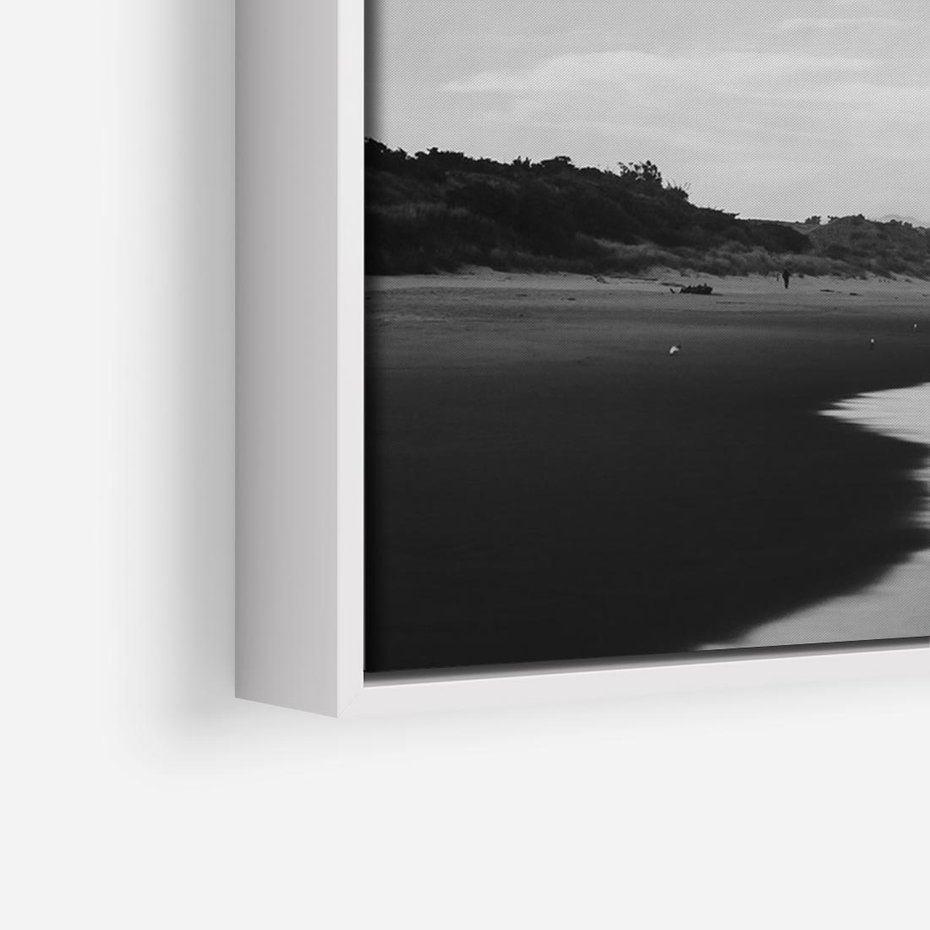 Obraz w ramie 70x50 - Nadmorska Melodia - czarno białe zdjęcie, plaża - rama biała