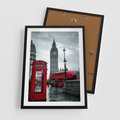 Plakat w ramie 50x70 - Uliczka z charakterystyczną budką w Londynie - Londyn, budka - rama czarna