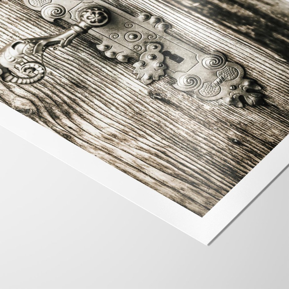 Plakat bez ramy 50x70 - Stare Drzwi z Ozdobną Klamką - stare drzwi, klamka